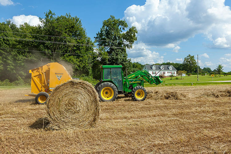 E10-Electric-Wheel-Loader-in-farm